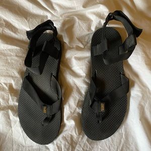 Woman’s Tevas size 9.